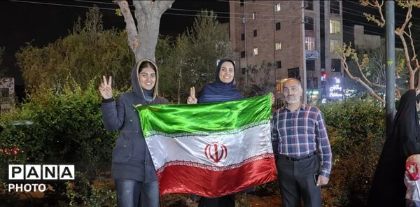 ایستگاه صلواتی سیار مردم در چهل و چهارمین شب از قیام مردم کرج 