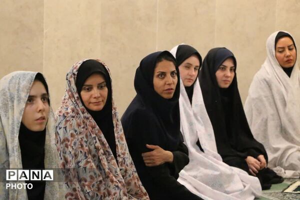 اقامه نماز جماعت ظهر در جمع دانش‌آموزان مدرسه شمس تبریزی