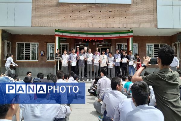 تقدیر از دانش‌آموزان مقام آور در رشته‌های ورزشی مدرسه ابوریحان بیرونی نیشابور