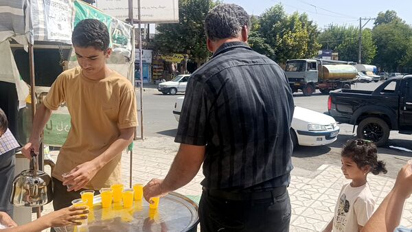 توزیع شربت و شیرینی به مناسبت میلاد پیامبر اسلام (ص) 