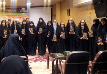 جشن تجلیل از ستارگان علمی و قرآنی در دبیرستان صدرا یک ناحیه ۵ اصفهان