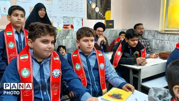 آشنایی دانش‌آموزان دبستان شهید رئیسی قم با مهارت‌های تشکیلاتی پیشتازان