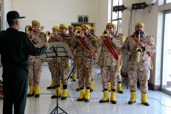 مراسم نمادین استقبال از امام خمینی (ره) در فرودگاه یزد 