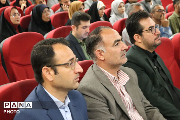 تقدیر از منتخبین حوزه ابتدایی توسط مدیر کل آموزش پرورش 