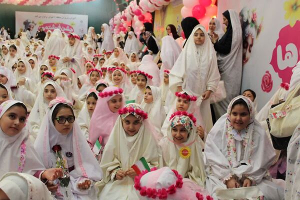 جشن عبادت ۱۳۰۰ نفر از دختران منطقه ۱۰ در مهدیه امام حسن مجتبی(ع)
