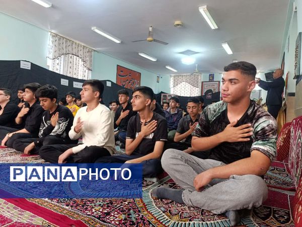 مراسم سالگرد شهادت حضرت فاطمه‌ زهرا (س) در مدرسه پس از اقامه نماز جماعت