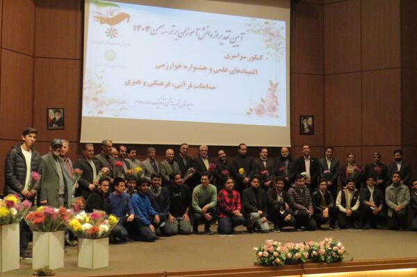 برگزاری آیین تجلیل از دانش‌آموزان برتر دبیرستان شهید هاشمی نژاد یک