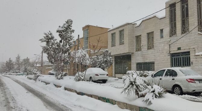 یلدای برفی در اراک؛ مردم با شادی به استقبال جشن یلدا می‌روند