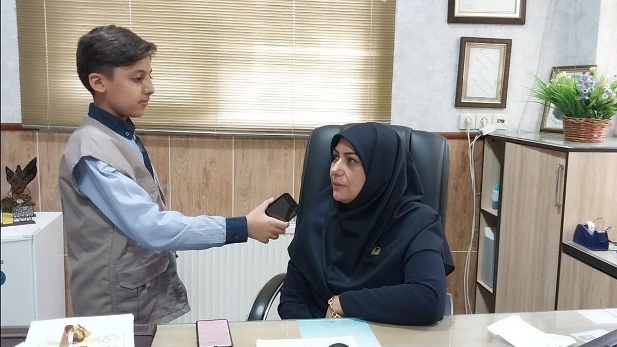 لبخند همدلی با مسئولیت پذیری اجتماعی و  نوع دوستی دانش آموزان در محیط مدرسه است