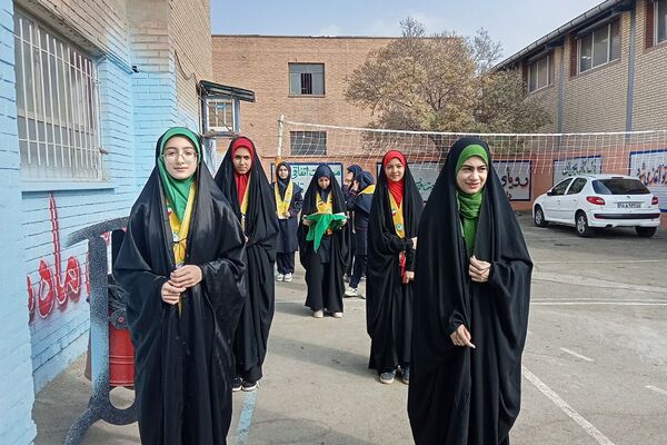 برگزاری همایش وطن‌یار در توحید یک؛ ادای احترام دانش‌آموزان به شهدای جنگ ۱۲روزه با حضور مادر «پسر آسمانی» عرشیان افشارمند در شهرستان قدس