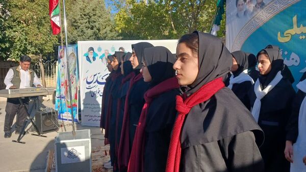 نواختن زنگ استانی مهر، ایثار و مقاومت در مدرسه نمونه دولتی ۹ دی به مناسبت آغاز سال تحصیلی و هفته دفاع مقدس