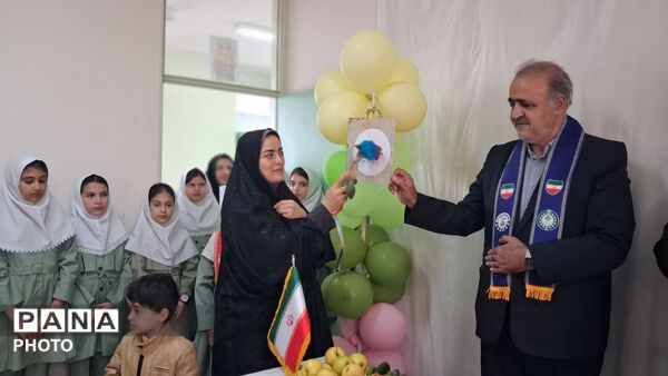 آیین سپاس معلم در مدرسه تمام تشکیلاتی سمیه منطقه مهربان 