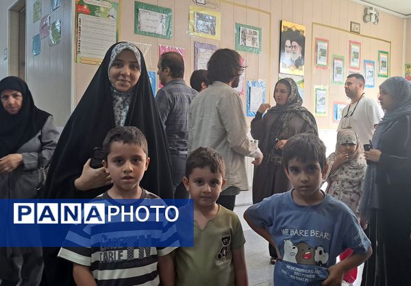 مردم‌ مشهد مثل همیشه با شور و نشاط آمدند تا ایران را بسازند