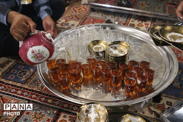 روضه‌خوانی کنار ریل قطار یزد؛ آیینی متفاوت در مسیر عبور شهروندان