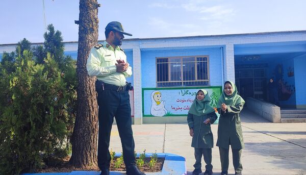 حضور سرهنگ اسماعیل اکبری رئیس کلانتری ۱۳ نیشابور در جمع دانش‌آموزان دبستان میلاد نیشابور 