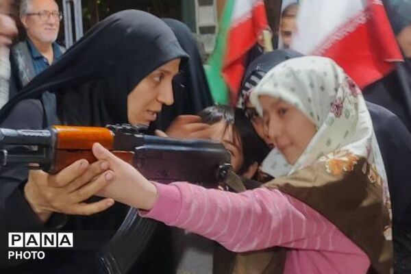 خدمت رسانی دانش‌آموزان و فرهنگیان دبیرستان تزکیه شهرری در موکب بسیج دانش آموزی 