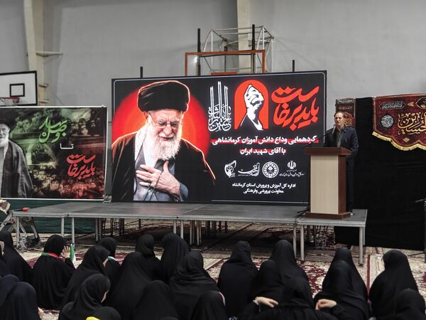 وداع دانش‌آموزان کرمانشاهی با رهبر شهید امت