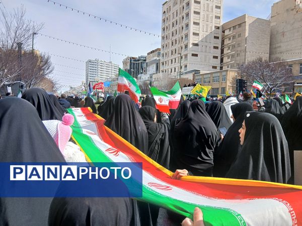 حضور پرشور مردم مشهدی در راهپیمایی ۲۲ بهمن 