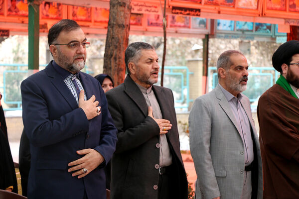گلباران مزار شهدای گروه سرود دانش‌آموزی در قم