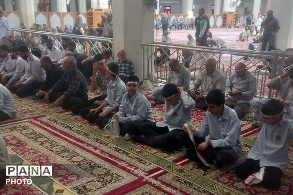 حضور دانش‌آموزان ناحیه یک شیراز در نخستین نماز جمعه سال تحصیلی