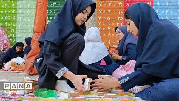 جشن شادی در حیاط مدرسه، دنیای رنگی بچه های رحمانی فرد در روز جهانی کودک