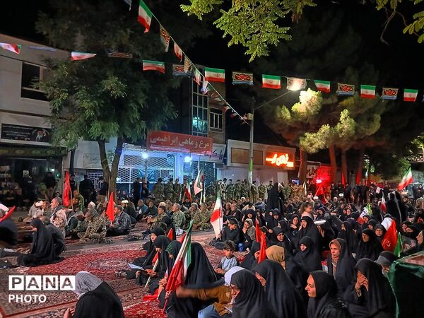زنده نگه داشتن یاد و خاطره رهبر شهید در تجمعات شبانه