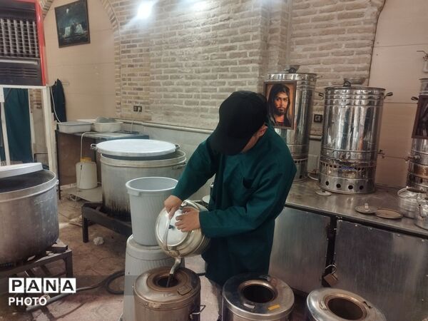 عطر محبت حضرت زهرا(س) در چایخانه حسینیه امام نیشابور پیچید