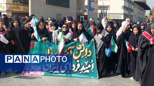 حضور پرشور دانش‌آموزان و اقشار مختلف مردم مشهد در راهپیمایی یوم‌الله ۱۳ آبان