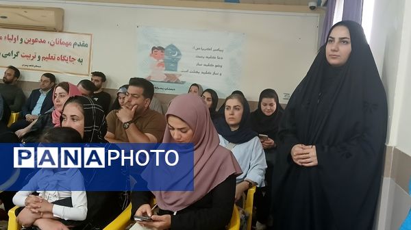 نواختن زنگ شکوفه‌ها در دبستان شاهد پسران شهرستان محمودآباد