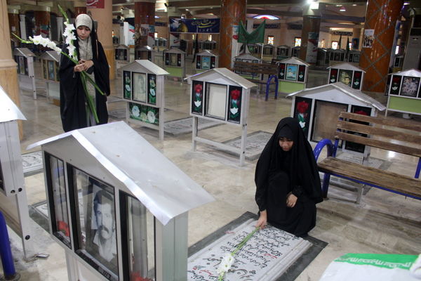 تجدید میثاق مدیر سازمان دانش آموزی استان بوشهر با شهدا