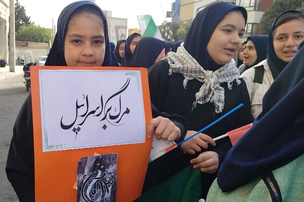 اجتماع عظیم دانش آموزان ناحیه دو شهرری به مناسبت یوم الله ۱۳ آبان در میدان نماز