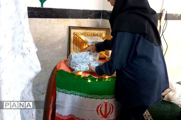 نماز جماعت در مدرسه پرنیان