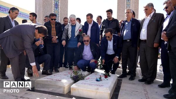 همایش پیاده‌روی فرهنگیان از امامزاده عبدالله تا تپه نورالشهدا یاسوج 