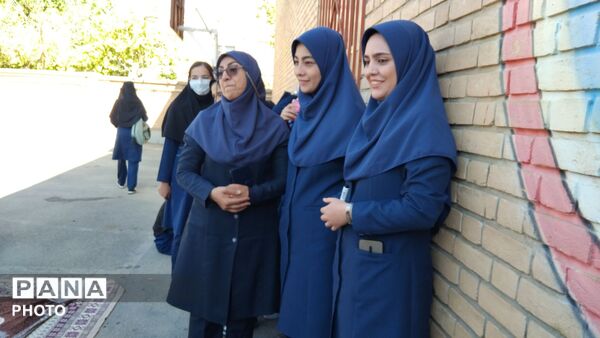 همراهی موسیقی زنده هنرمندان دبیرستان طیبه با صبحانه دانش‌آموزان