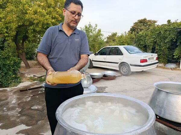 پخت و توزیع نذری در روز تاسوعای حسینی روستای حسن آباد داراب استان فارس