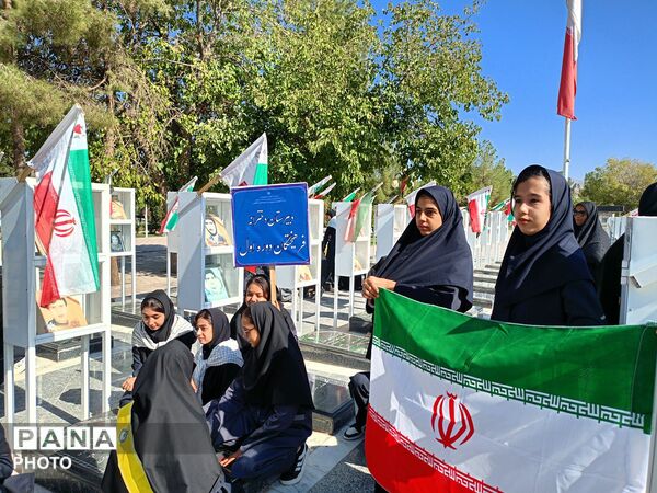 غبارروبی گلزار شهدا توسط دانش آموزان دبیرستان فرهیختگان