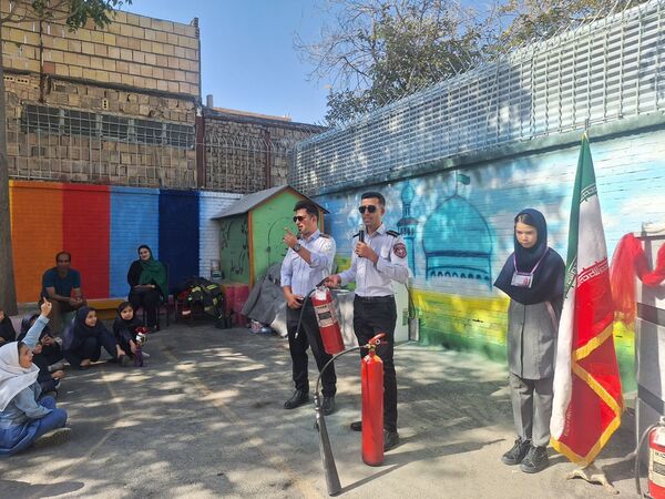 نور امید در دل آتش تجلیل از قهرمانان مدرسه مهندس رحمانی فرد در روز آتش‌نشان