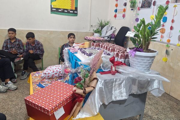 معلم مشعل دانش و چراغ هدایت است