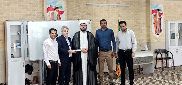 غبارروبی نمازخانه‌های مدارس قشم در آستانه سال تحصیلی جدید