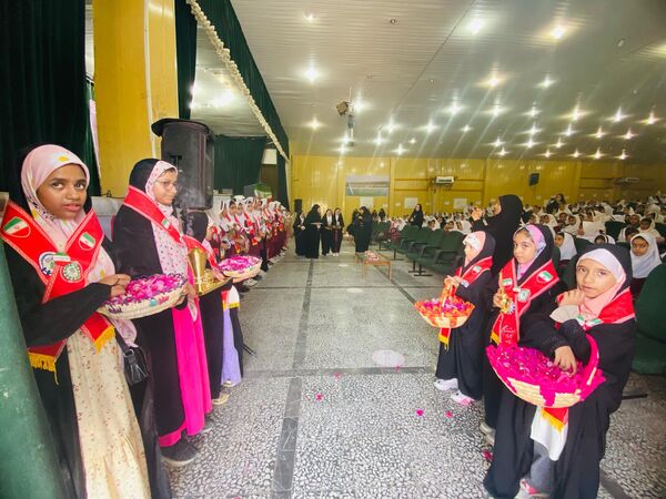۴۰۰ نفر از دختران پیشتاز بندرخمیر، پرچم امام مهربانی را به آغوش کشیدند