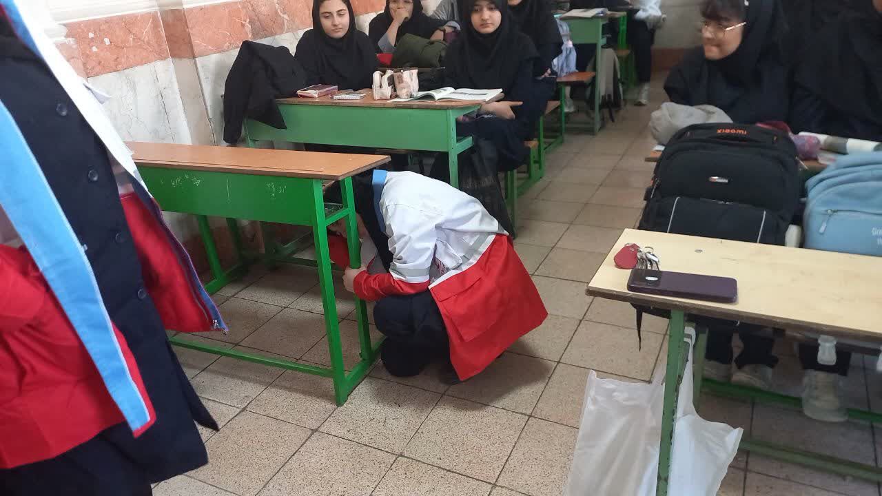 برگزاری مانور زلزله در دبیرستان سردار شهید قاسم سلیمانی 