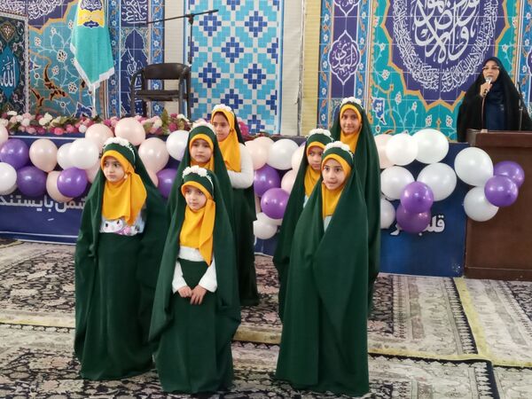 دکلمه‌خوانی دانش‌آموزان در مقابل مادران شهرستان قدس به‌مناسبت روز مادر