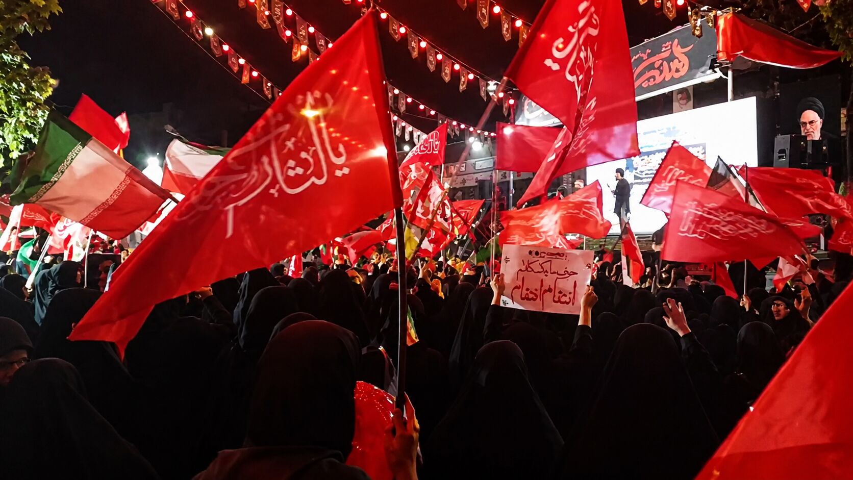 وداع باشکوه فرهنگیان، دانش‌آموزان و مردم منطقه ۱۷ با رهبر شهید ایران