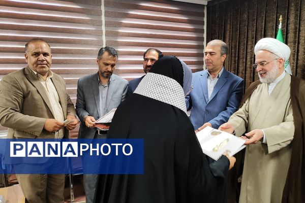 دیدار دختران دانش‌آموز سنندجی با نماینده ولی‌فقیه در کردستان 