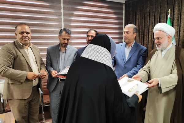 دیدار دختران دانش‌آموز سنندجی با نماینده ولی‌فقیه در کردستان 