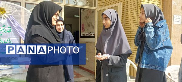 تقدیر از دانش‌آموزان برتر دبیرستان دخترانه ۱۳ آبان