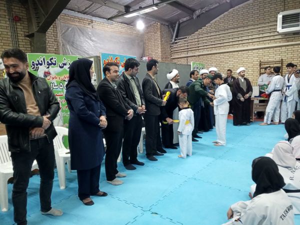 اهدای کمربند به تکواندو کاران فاروجی