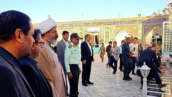 دولتمردان غبار از مزار شهدا برداشتند 