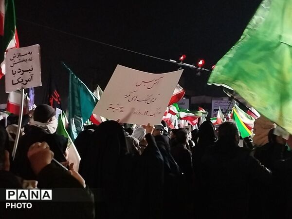 حضور مردمان محله های مختلف در چهارراه برق مشهد