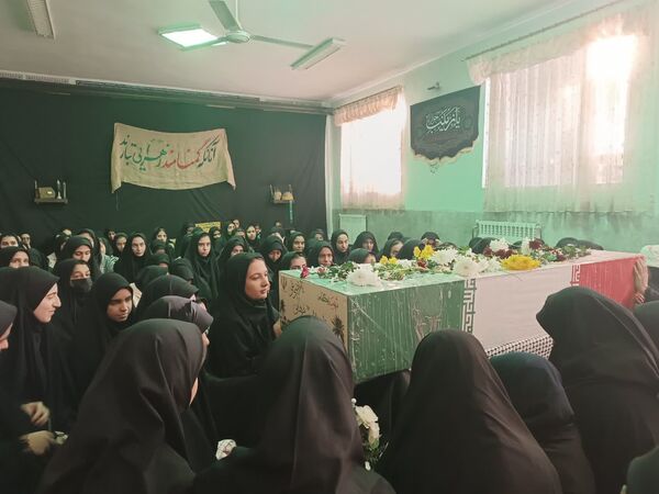 حضور شهید گمنام در دبیرستان دخترانه حضرت زینب(س) شهرستان بهاباد